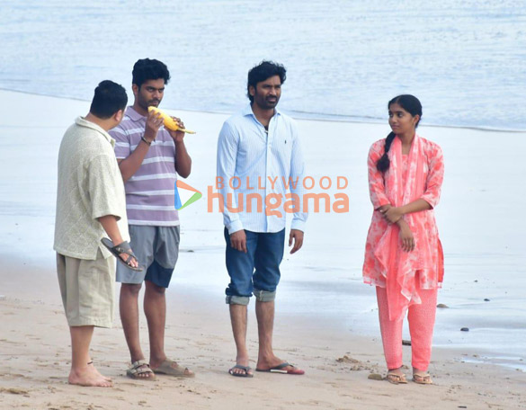 photos nagarjuna and dhanush spotted on location for a shoot 5