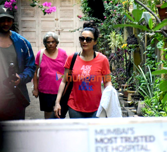 photos preity zinta spotted in bandra 6