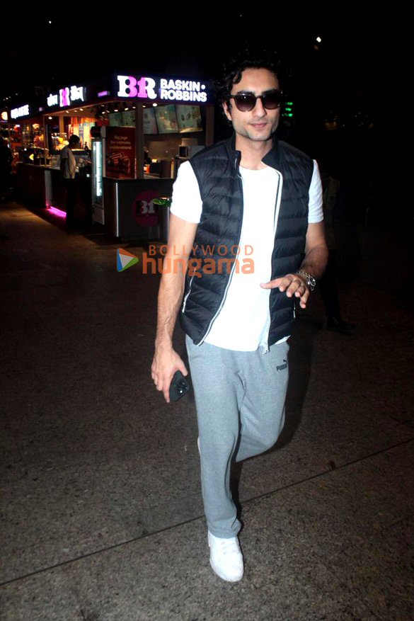 photos ranveer singh deepika padukone and ibrahim ali khan snapped at the airport 4