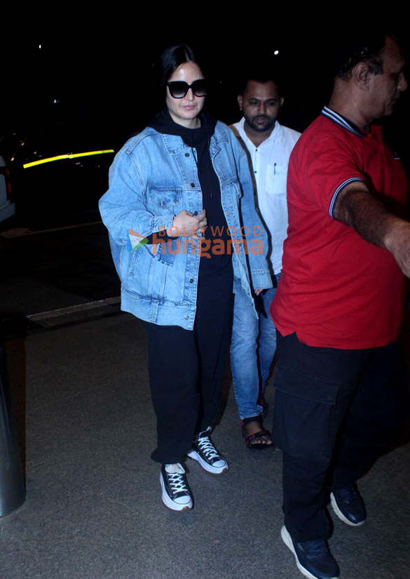 photos ranveer singh deepika padukone and ibrahim ali khan snapped at the airport 8