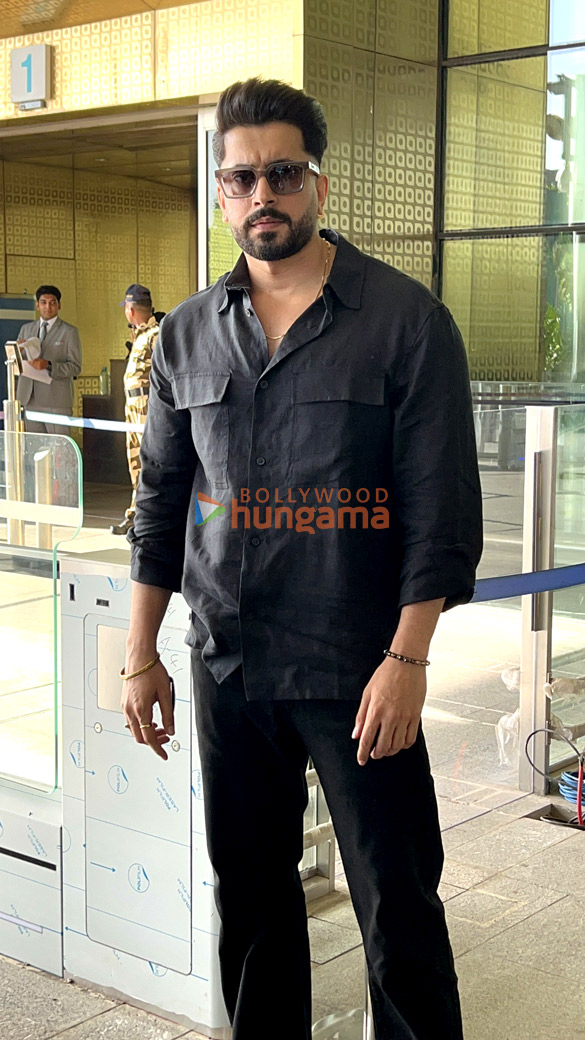 photos ranveer singh deepika padukone and ibrahim ali khan snapped at the airport 9