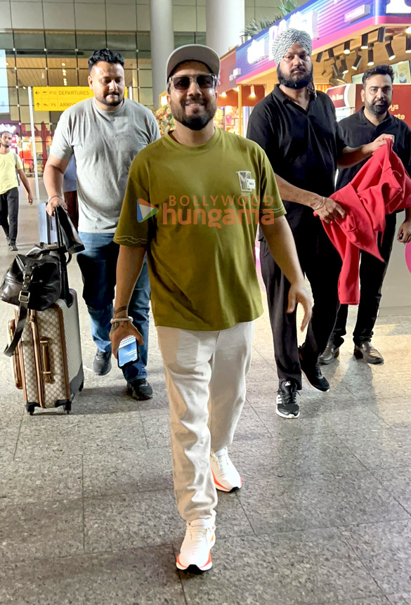photos rhea chakraborty pragya jaiswal and mika singh snapped at the airport 6