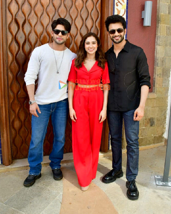 Photos: Rohit Saraf, Pashmina Roshan and Jibraan Khan snapped promoting Ishq Vishk Rebound Photos: Rohit Saraf, Pashmina Roshan and Jibraan Khan snapped promoting Ishq Vishk Rebound