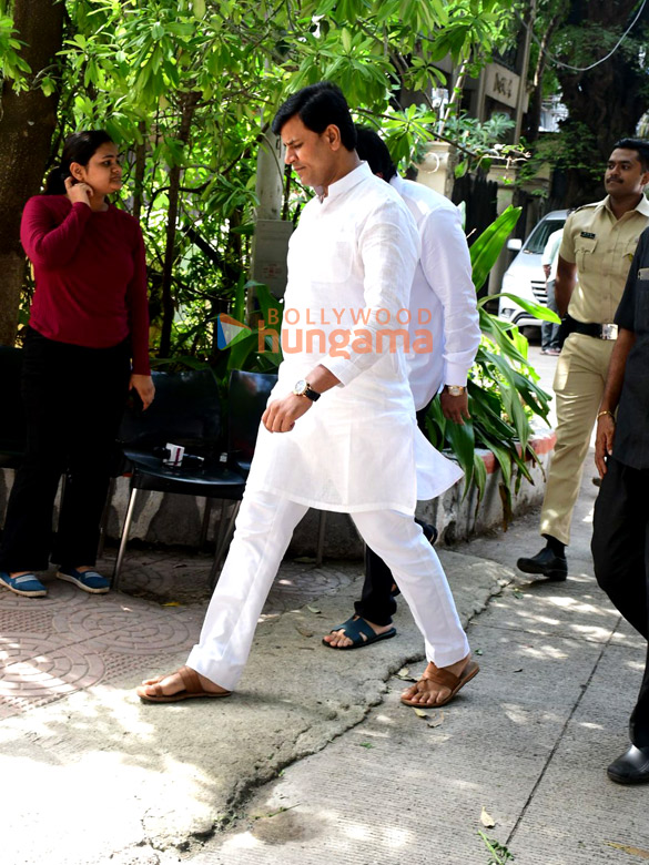 photos salman khan sonu sood and others snapped at amol kales house 8
