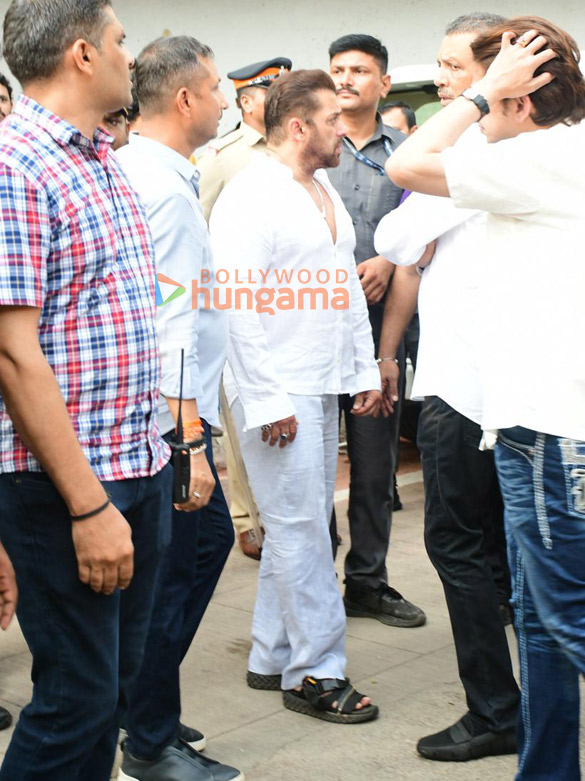 photos salman khan sonu sood and others snapped at amol kales house 9