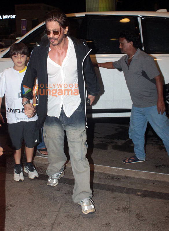 photos shah rukh khan abram khan ranveer singh and deepika padukone snapped at the airport 3