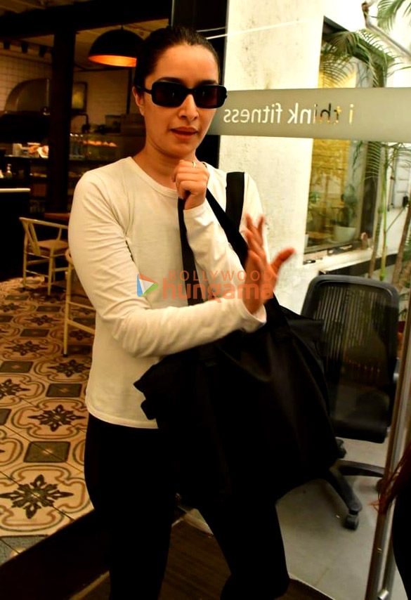 photos shraddha kapoor snapped in juhu 2 15