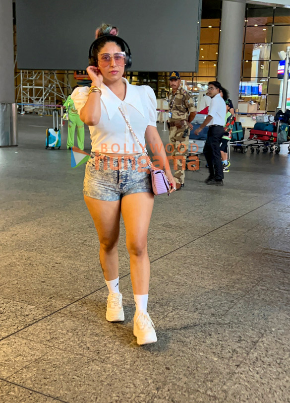 photos shruti haasan and neha bhasin snapped at the airport 1