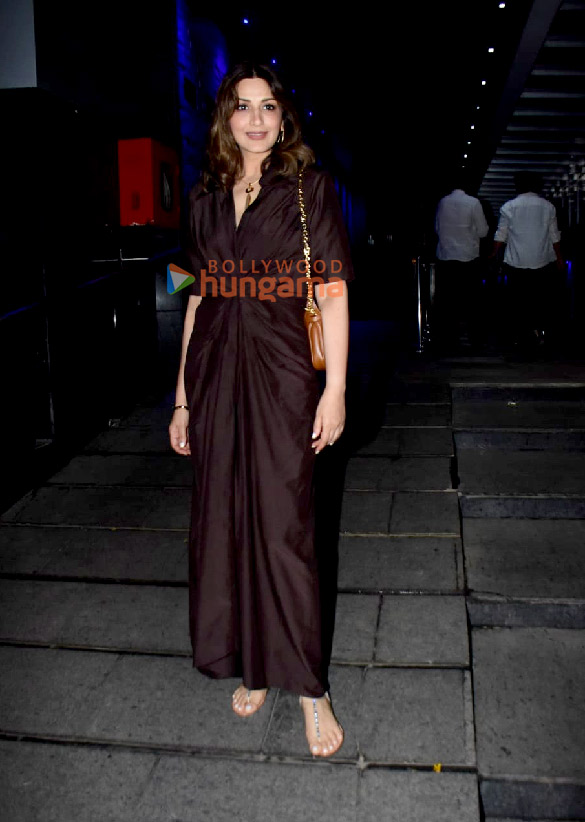 photos sonali bendre snapped with family in bandra 5