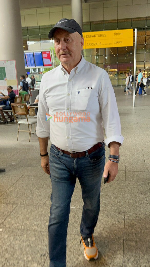 photos sophie choudry ankita lokhande and anupam kher snapped at the airport 6