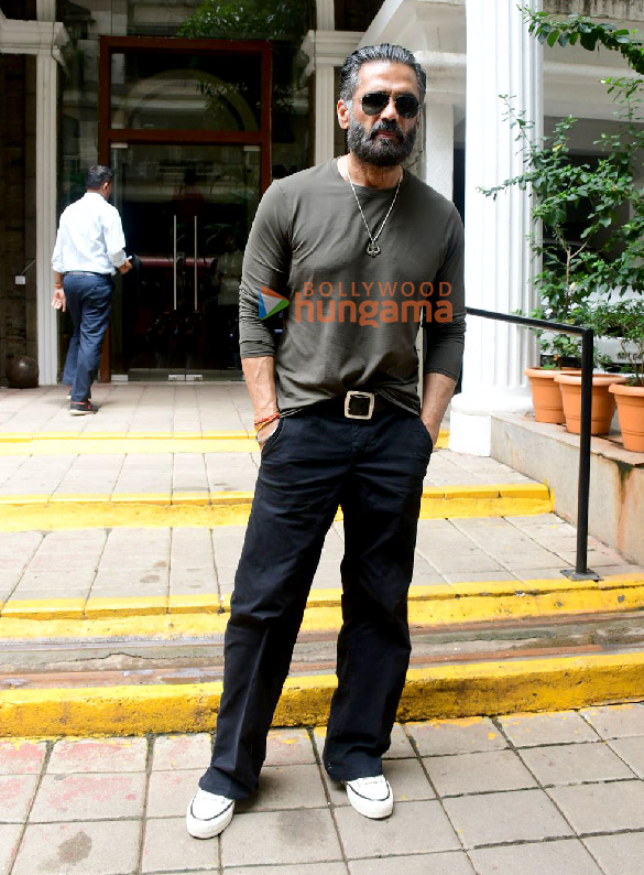 photos suniel shetty snapped outside a dental clinic in khar 3