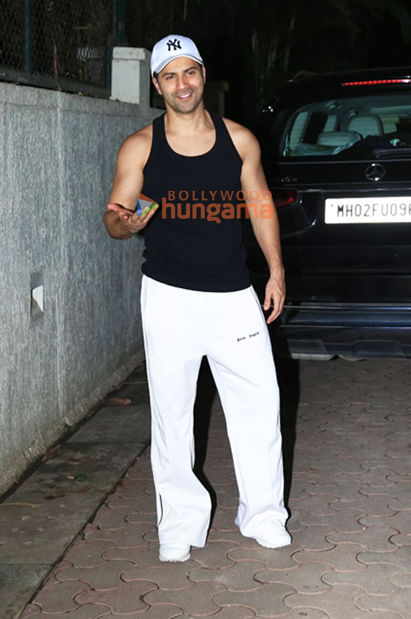 photos varun dhawan rohit dhawan and jaanvi desai dhawan were snapped at arjun kapoors birthday bash at his residence 1