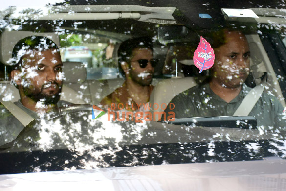 photos varun dhawan and natasha dalal return home from hospital in khar 3