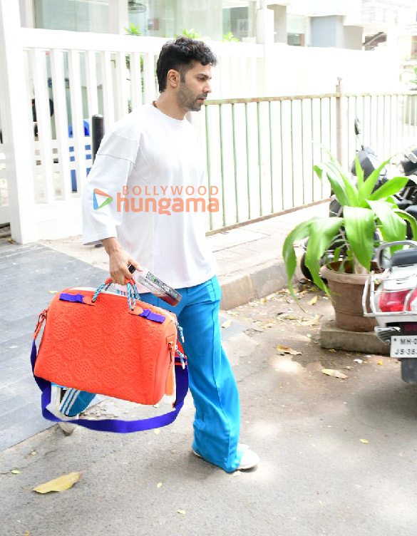 Photos: Varun Dhawan leaves from Hinduja Hospital in Bandra Photos: Varun Dhawan leaves from Hinduja Hospital in Bandra
