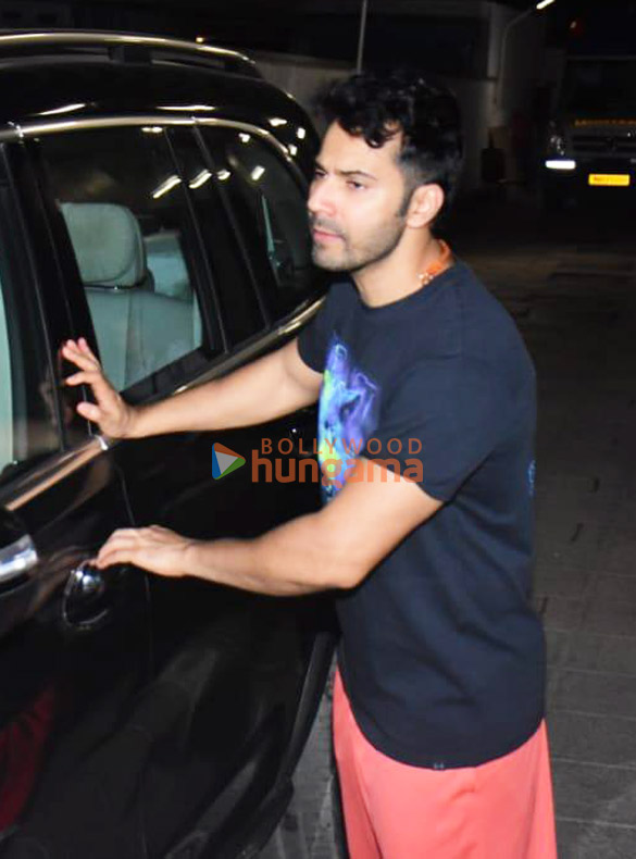 photos varun dhawan snapped leaving hinduja hospital 1 3