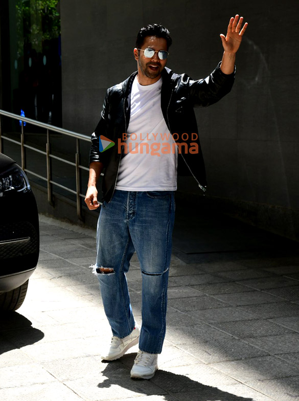 photos varun dhawan snapped leaving hinduja hospital 3