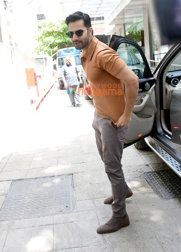 photos varun dhawan snapped outside the hospital in khar 2