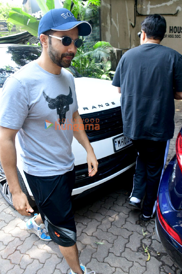 Photos: Varun Dhawan spotted outside a cafe in Bandra Photos: Varun Dhawan spotted outside a cafe in Bandra