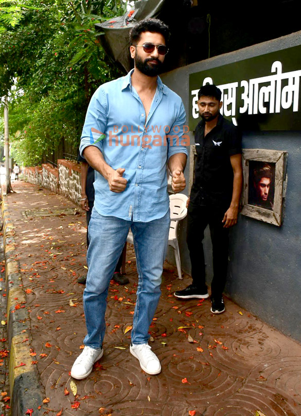 photos vicky kaushal snapped at hakim aalims salon in khar 3