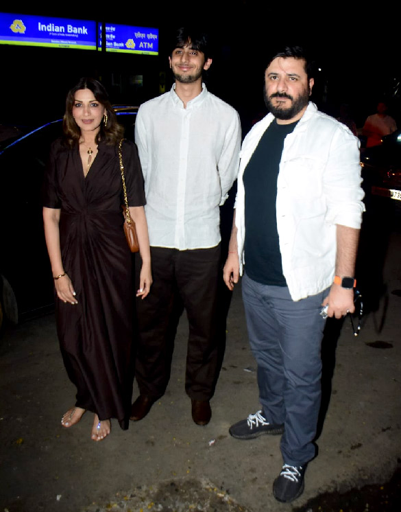 sonali bendre snapped with family in bandra 3