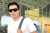 Sonu Sood’s fun banter with his manager & paps at the airport