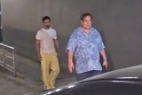 Varun Dhawan & David Dhawan get clicked by paps as they leave hospital