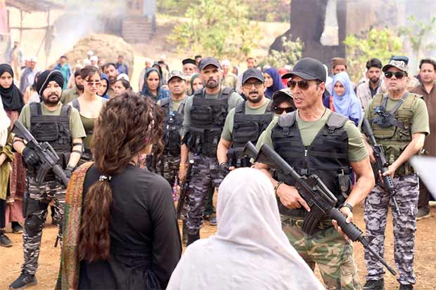 Akshay Kumar, Daler Mehndi, Paresh Rawal and others hold gun in LEAKED image from Welcome To The Jungle set