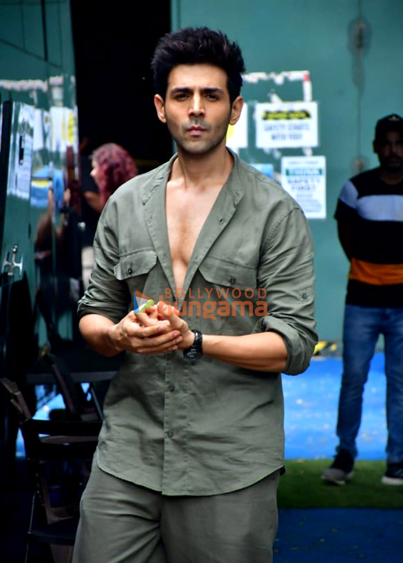 Photos: Kartik Aaryan snapped in Juhu