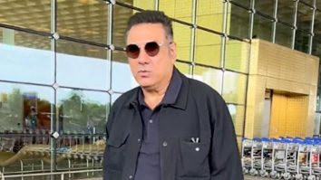 Boman Irani clicks a picture with paps as he gets clicked at the airport