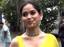 Gajra elevates the essence of Jannat Zubair’s saree look