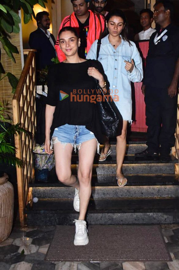 photos aditi rao hydari sonakshi sinha and zaheer iqbal snapped in bandra 1