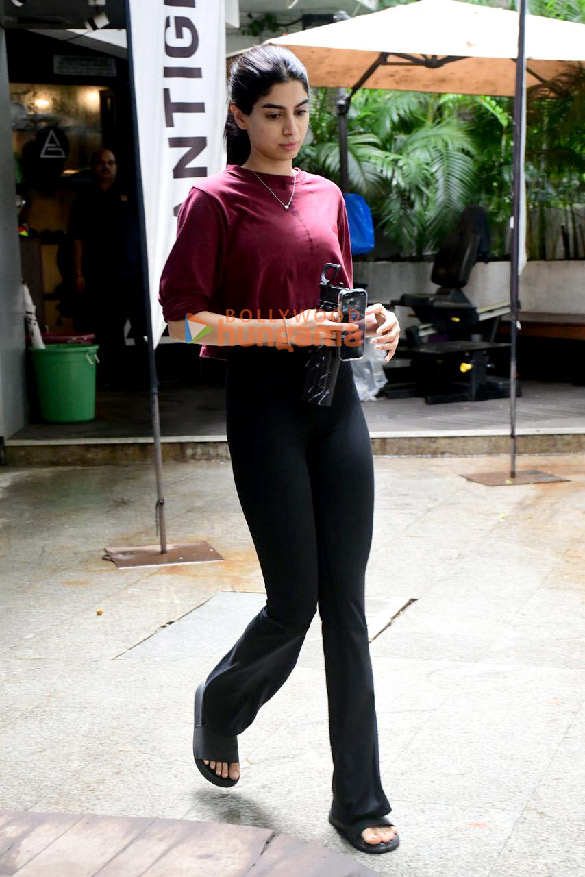 photos ananya panday and khushi kapoor snapped outside the gym in pali hill 5