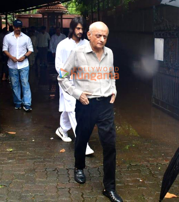 photos celebs attend krishan kumars daughter tishaa kumars funeral in mumbai 6 3