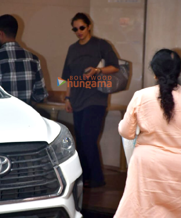 photos hrithik roshan sania mirza and others snapped at farah khans residence 2