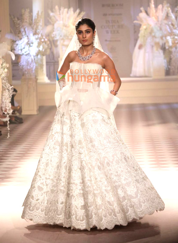 photos jacqueline fernandez and ridhima kapoor sahni walk the ramp for isha jajodia at icw 2024 in new delhi 6