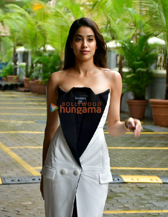 photos janhvi kapoor gulshan devaiah roshan mathew snapped at the trailer launch of their film ulajh 9