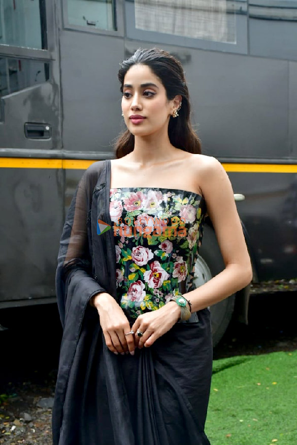 photos janhvi kapoor snapped promoting ulajh on the sets of bigg boss ott 6
