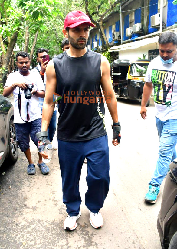 photos kartik aaryan snapped outside the gym in juhu 3 8