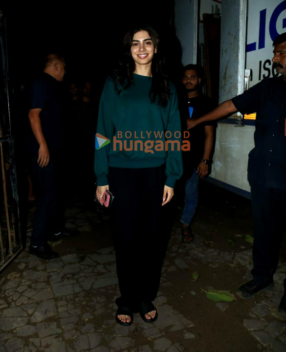 Photos: Khushi Kapoor snapped in Juhu Photos: Khushi Kapoor snapped in Juhu