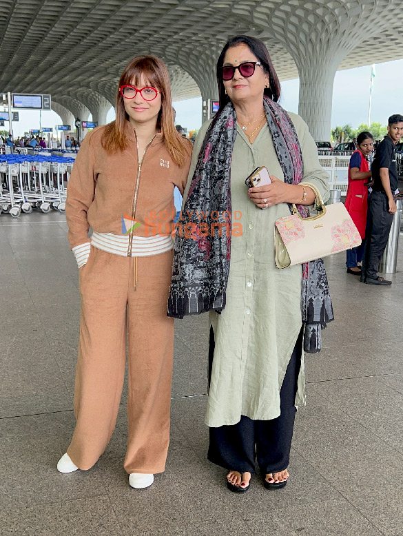 photos kriti sanon ankita lokhande and yo yo honey singh snapped at the airport 2