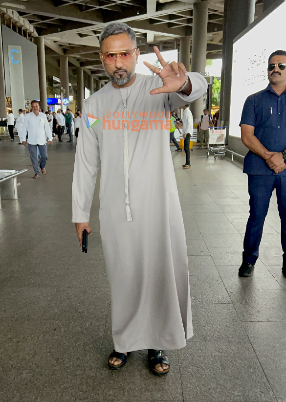 photos kriti sanon ankita lokhande and yo yo honey singh snapped at the airport 3