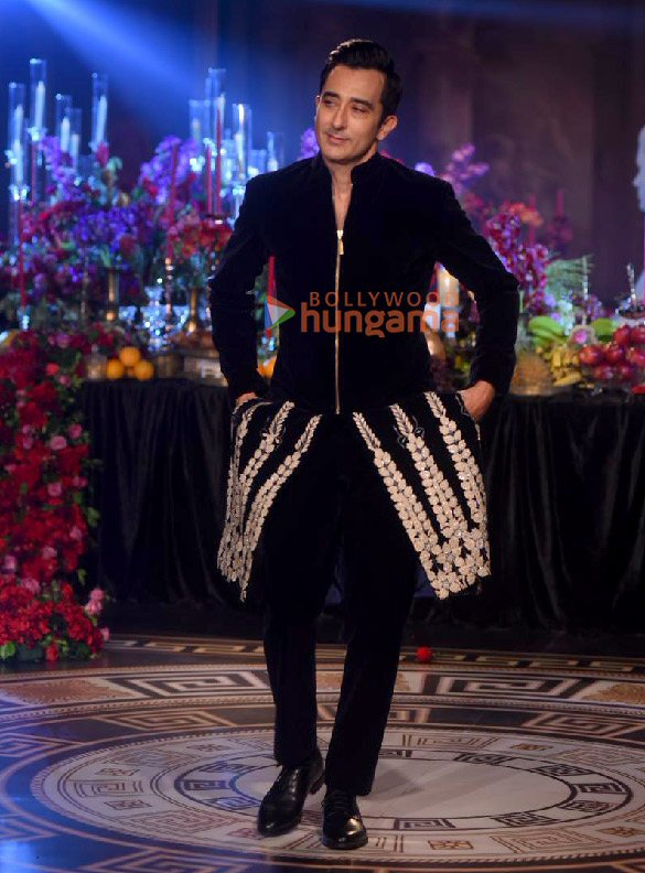 photos malaika arora arjun kapoor aditya roy kapur and rahul khanna walk the ramp at india couture week 2024 4