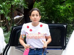 Photos: Mira Rajput Kapoor snapped outside a clinic in Santacruz