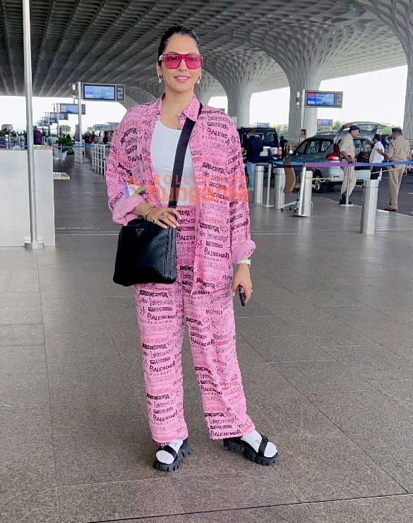 photos mouni roy sophie choudry isha koppikar and others snapped at the airport 3