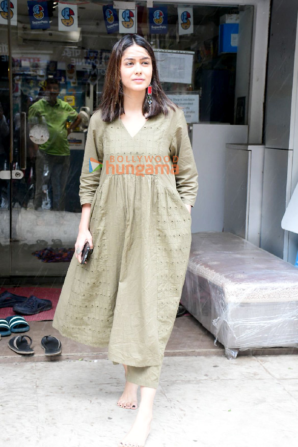 photos mrunal thakur spotted outside a pet clinic in khar 1