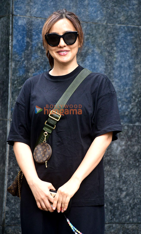 photos neha sharma snapped outside a clinic in santacruz 2