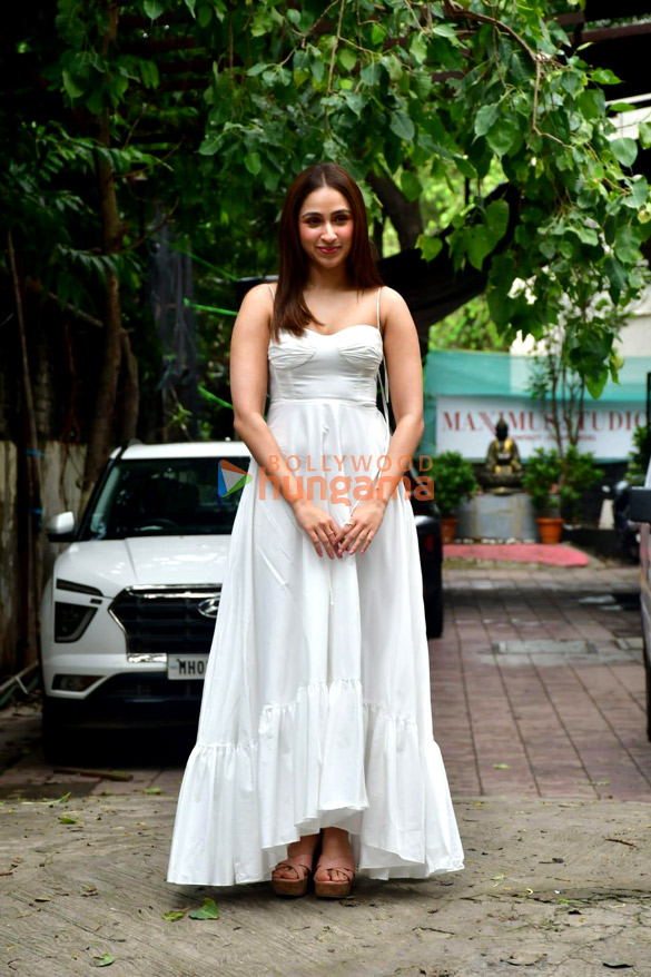 photos pashmina roshan snapped in andheri 4