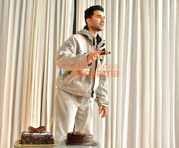 photos raghav juyal celebrates birthday with media 5
