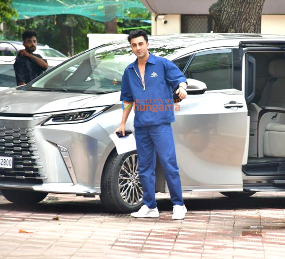 photos ranbir kapoor snapped at sanjay leela bhansalis house in versova 4