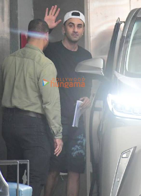 Photos: Ranbir Kapoor snapped in Bandra Photos: Ranbir Kapoor snapped in Bandra